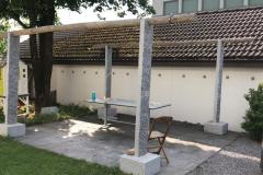 Pergola-mit-Sockel-Bodenplatten-Naturstein